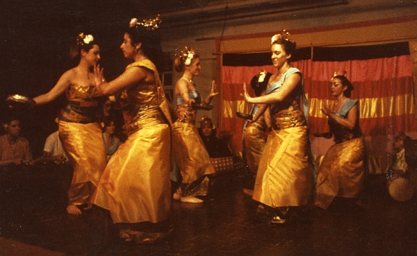 gamelan dancers
